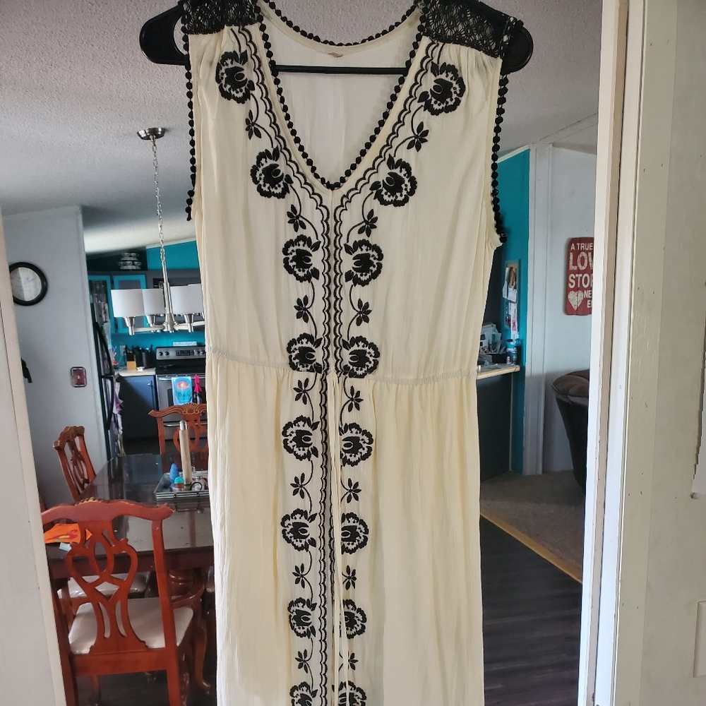 Dresses - Picture 2 of 2